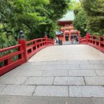 穿過紅橋本殿就在近處